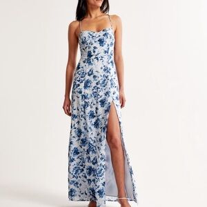 New with tags!!!
Abercrombie  Camille Tie-Back Gown
Size: S petite